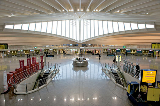 Aeropuerto de Bilbao diseOÌ€ado por el arquitecto Calatrava