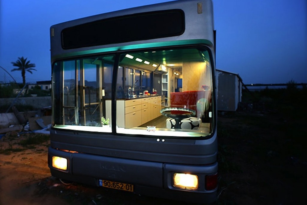 Israeli-Public-Bus-Transformed-Into-Luxury-Home_atypique-1050x700