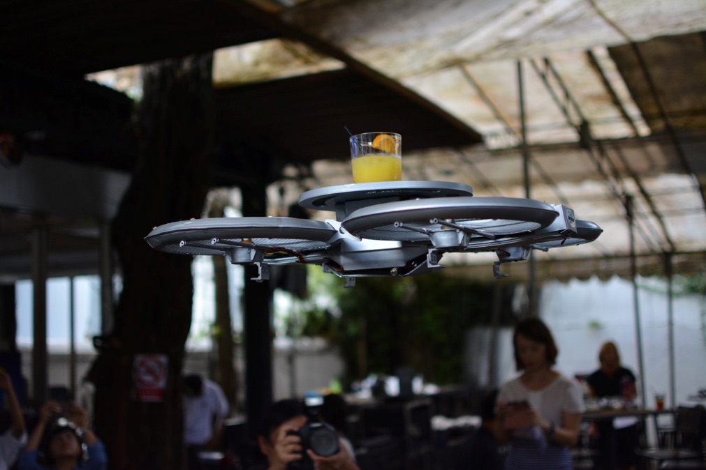 un-restaurant-de-singapour-drones (4)