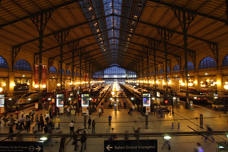 Gare_du_Nord_nuit_Paris