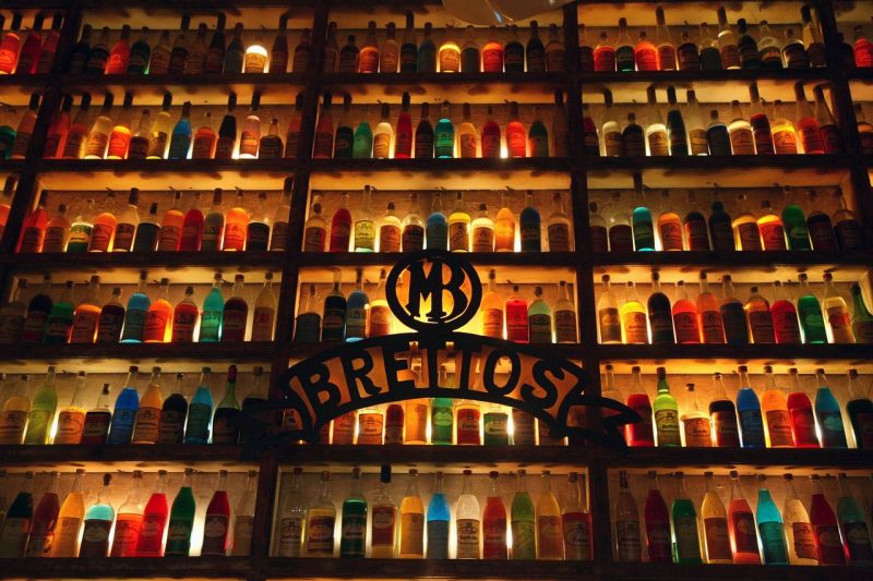 Le mur de bouteilles dans la distillerie Brettos à Athènes