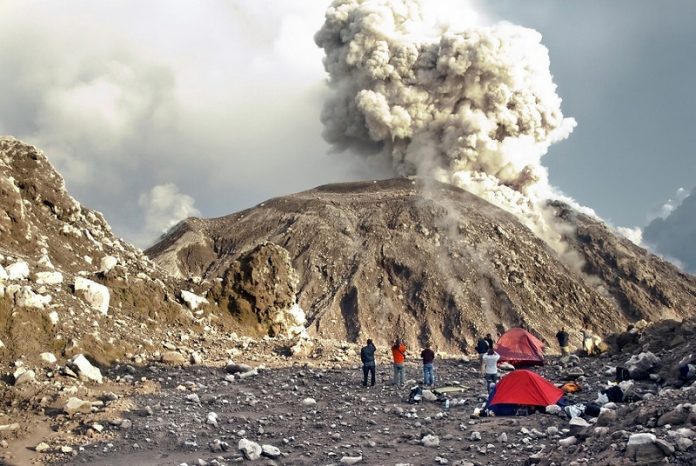Camping à côté d'un volcan en activité