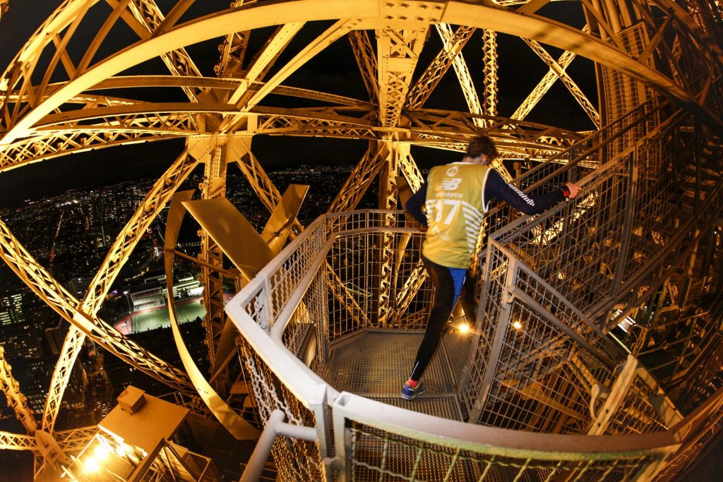 Totalement ouverte sur l’extérieur, la Verticale de la tour Eiffel est la seule course d’escaliers au monde de ce type. Elle offre aux participants une expérience absolument unique en son genre sur le monument le plus visité au monde. Au terme d'un effort extrêmmement exigeant pour arriver à bout des 1665 marches de la tour, les coureurs terminent leur ascension avec une vue spectaculaire de Paris by night.