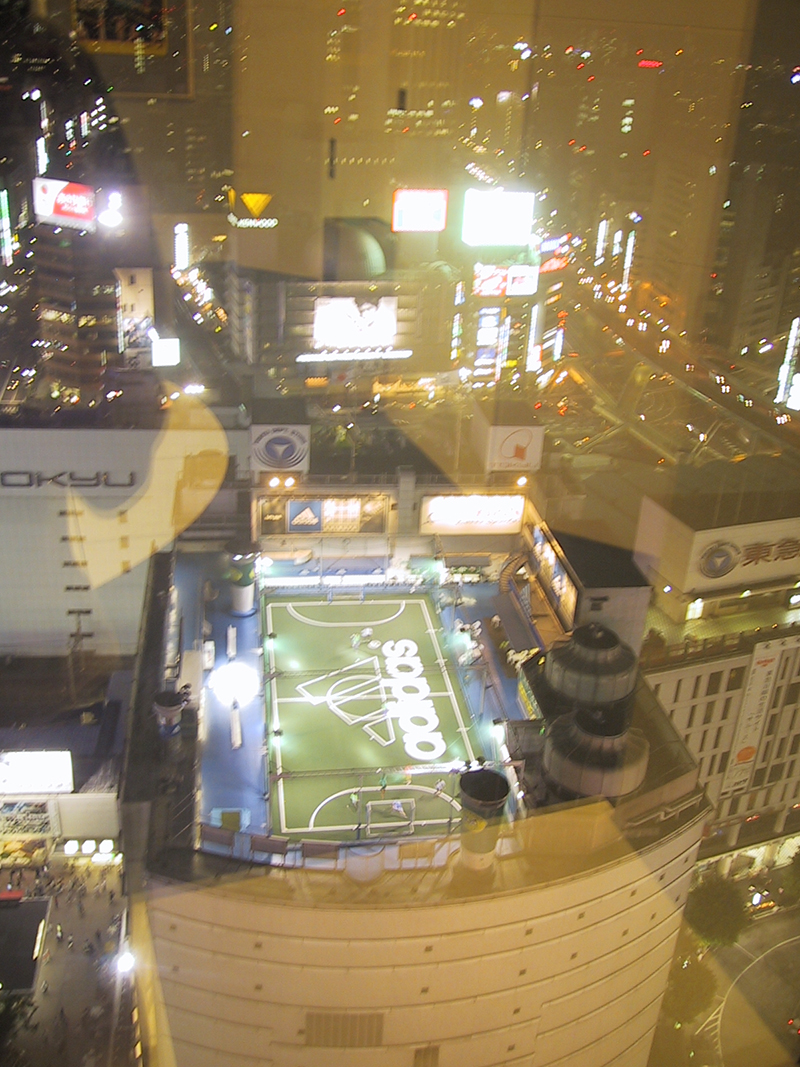 terrain de foot sur le toit à Tokyo