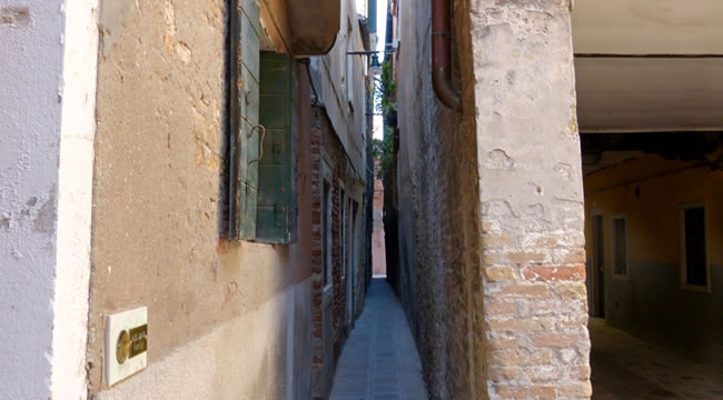 la rue la plus petite petite au monde à Venise