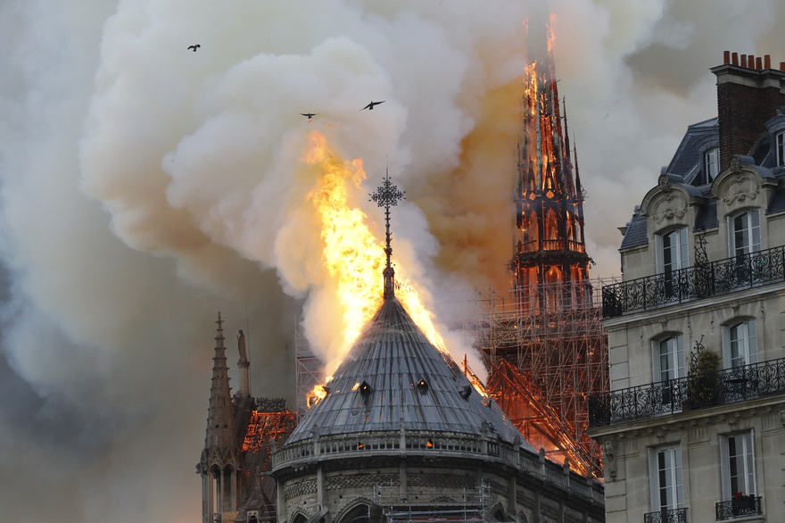 La flèche de Notre-Dame de Paris en feu