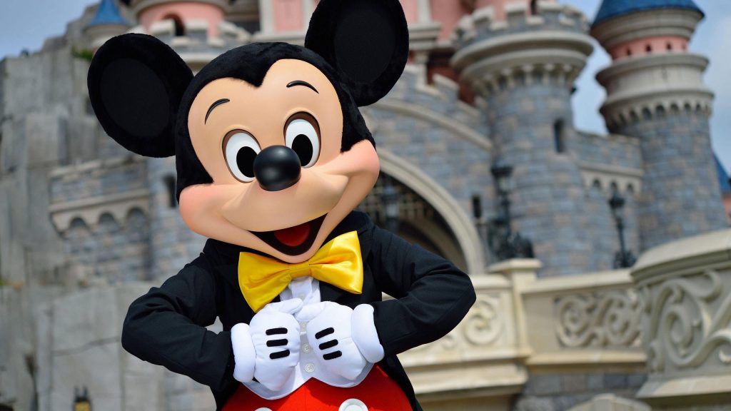 Mickey prend la pose devant le château 