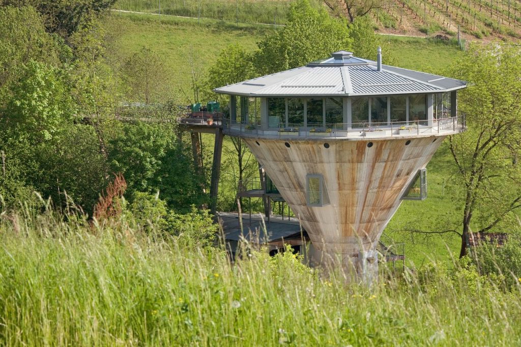 Un ancien silo de mineraie de fer relooké en chambre d'hôtes à Herznach