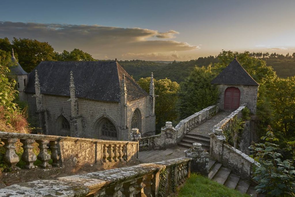 La vue sur la chapelle et ses escaliers mythiques