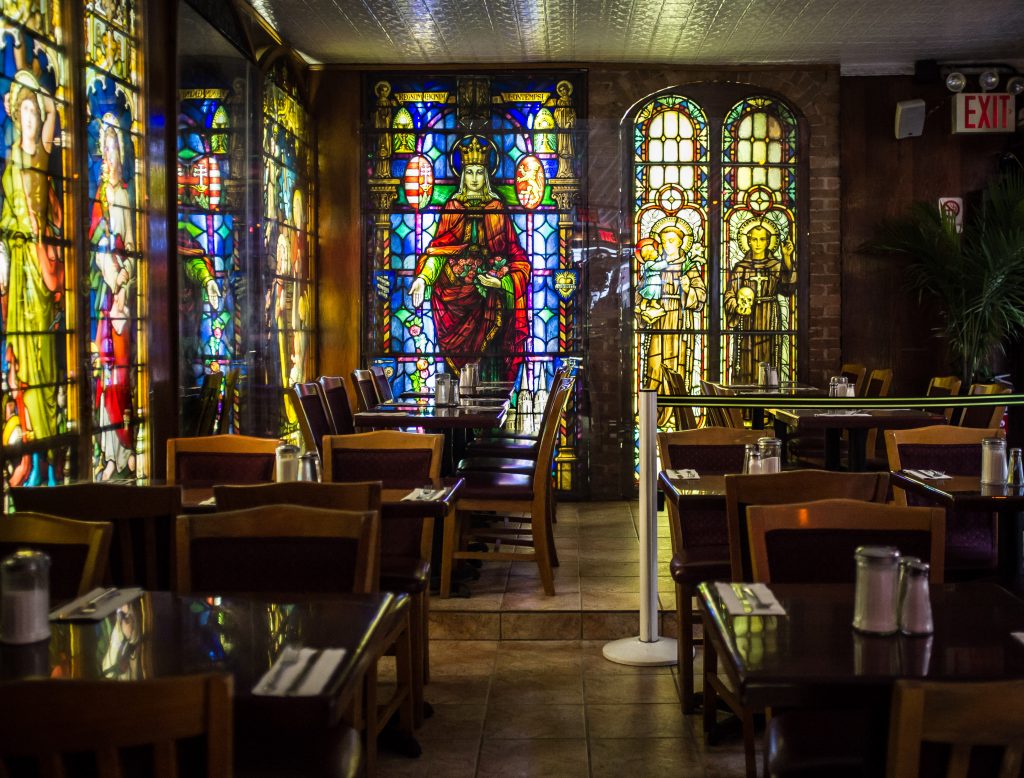 Les beaux vitraux du Cloister cafe à New-York