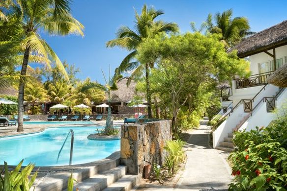 L’Émeraude Beach Attitude et sa piscine entourée de palmiers