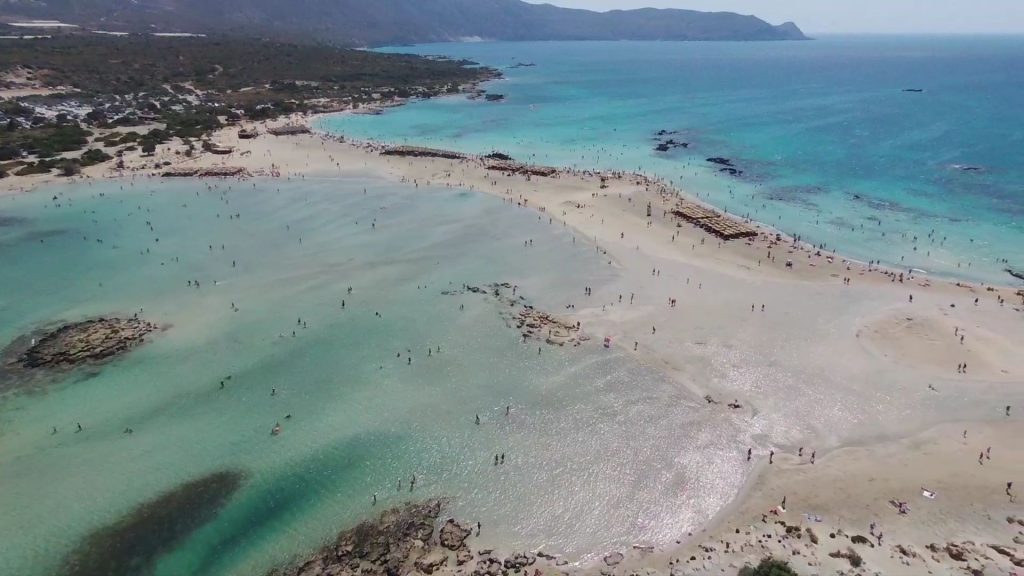 plage d'Elafonissi en Crète par drone