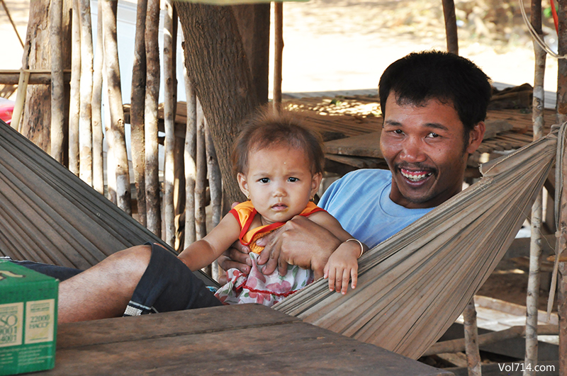 famille sur la route au Cambodge