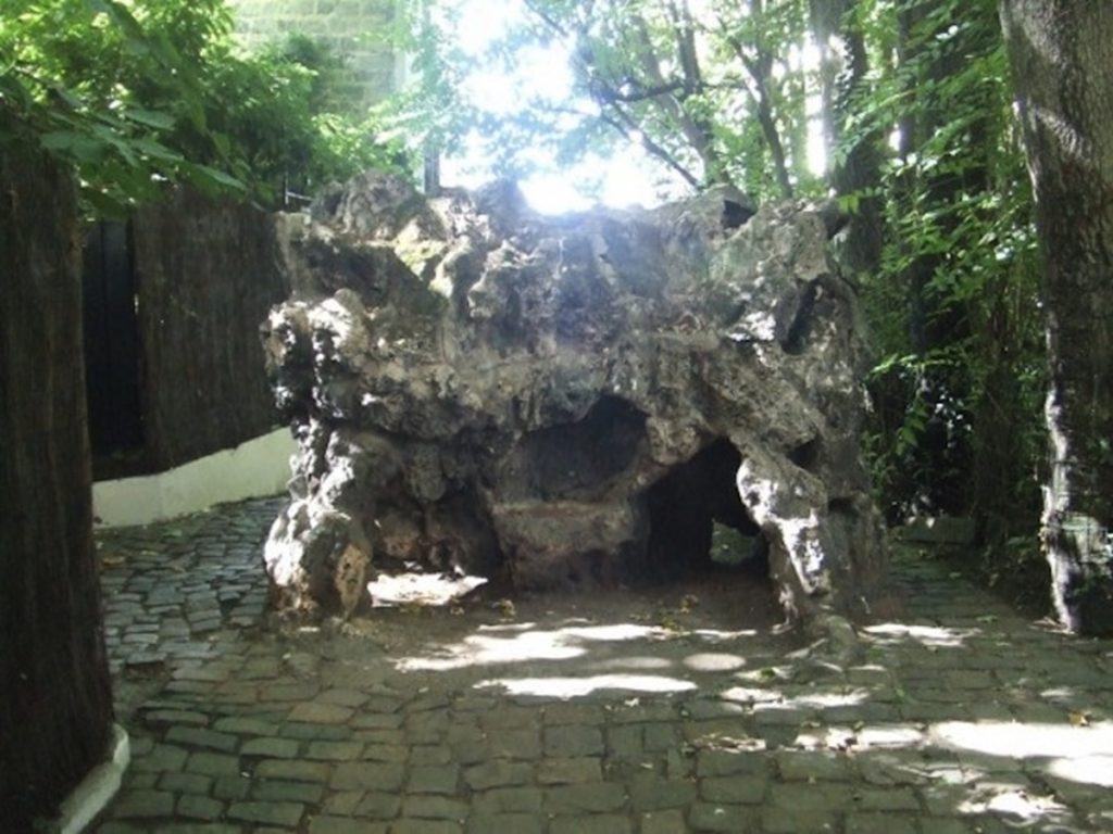 rocher de la sorcière à Montmartre