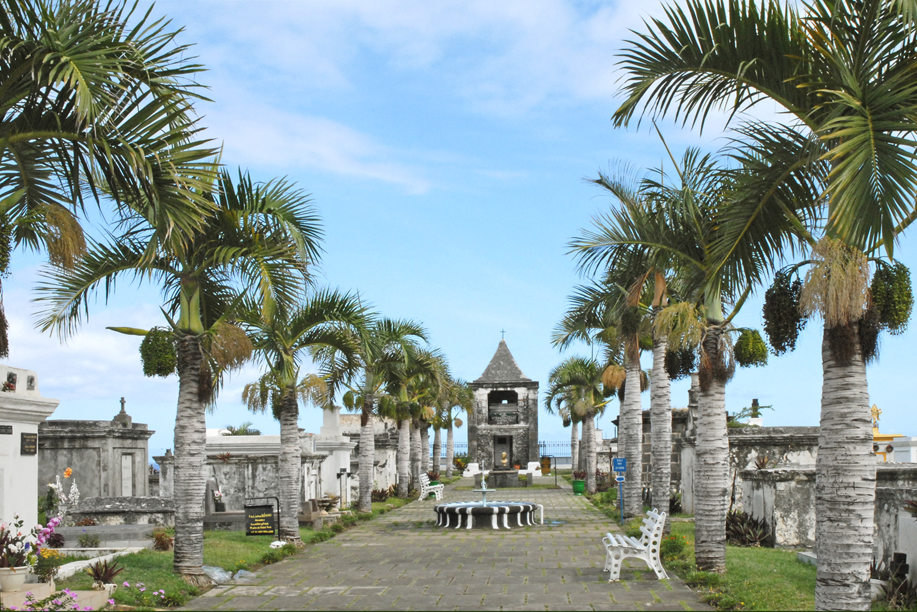 Le cimetière marin a été implanté, en 1788, sur ce site de la Baie de Saint-Paul, premier lieu de peuplement par les français de l'Île de la Réunion (appelée à l'époque Île Bourbon). Il comprend dans sa partie nord les sépultures de vieilles familles de Saint-Paul : les Panon, Desbassyns, Delanux, Desjardins, KerAnval,..ou de personnes décédées lors de leur passage comme Eraste Feuillet ou les marins du bâteau naufragé Ker.Anna. Le cimetière a subi un série de catastrophe naturelles depuis le raz de marée d'août 1883 provoqué par l'éruption du volcan de Krakatoa jusqu'aux cyclones récents. Il a été restauré dans les années 70. Les restes mortels du grand poète, Leconte de Lisle, né à Saint-Paul en 1818 et mort à Louveciennes en 1894 y ont été transférés en 1977.