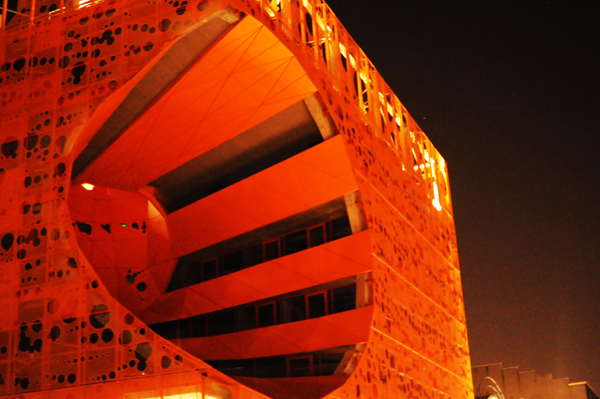 cube orange à Lyon Confluence