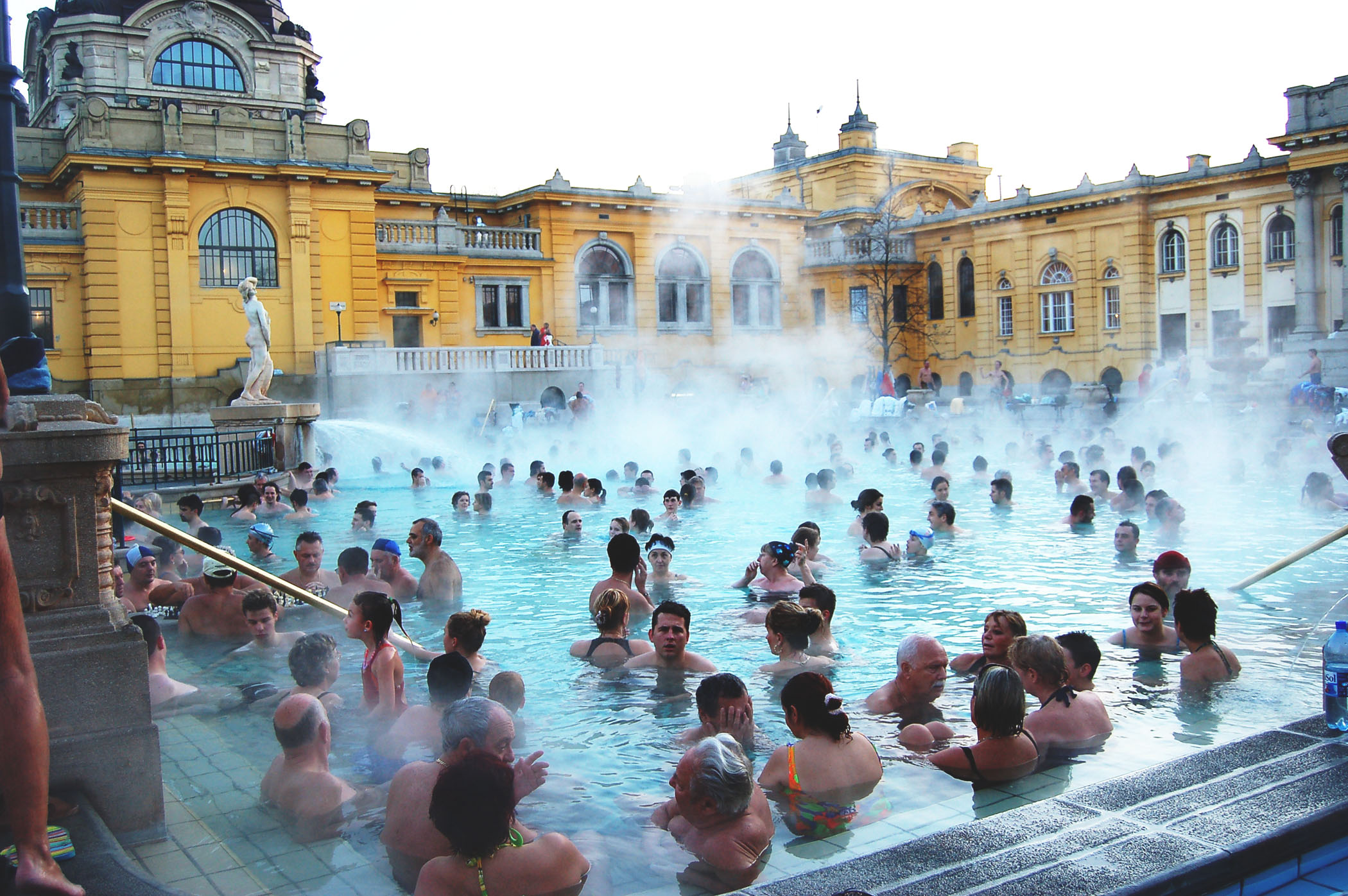 Термальная лечебная вода одного курортов венгрии. Купальни Сечени в Будапеште. Термальные купальни Венгрии. Будапешт термальные источники. Будапешт купальни Сечени зимой.