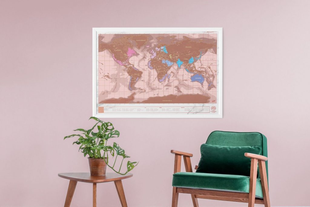 carte du monde à gratter rose et or