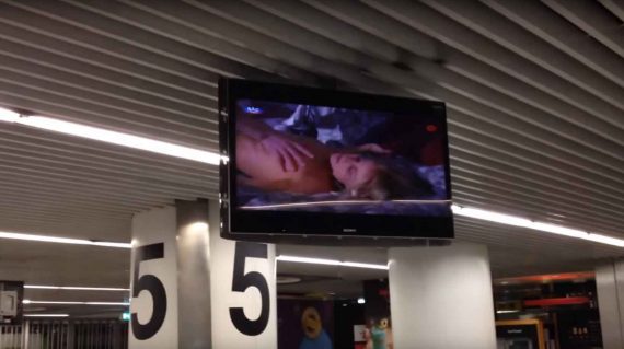 Film porno diffusé à l'aéroport de Lisbonne.