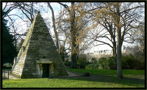 pyramide-parc-monceau