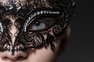 Femme masque noir