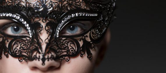 Femme masque noir