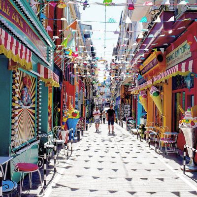 La jolie et colorée rue de Pittaki à Athènes