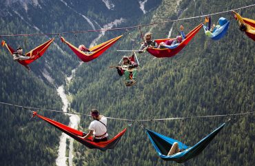 Hamac dans les alpes italiennes camping dangereux