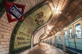Visiter une station de métro à Madrid