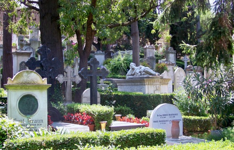 Un cimetière verdoyant 