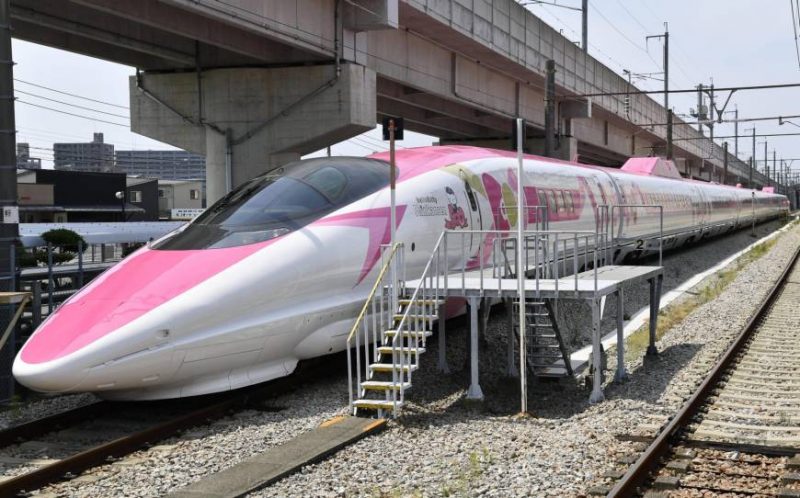 Un train à grande vitesse Hello Kitty