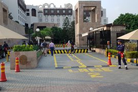 l'entrée du Serena Hotel à Islamabad