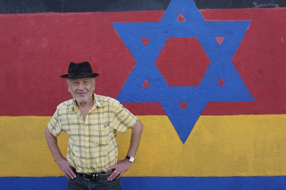 Günther Schaeffer et son drapeau de l'Allemagne réunifiée avec une étoile juive