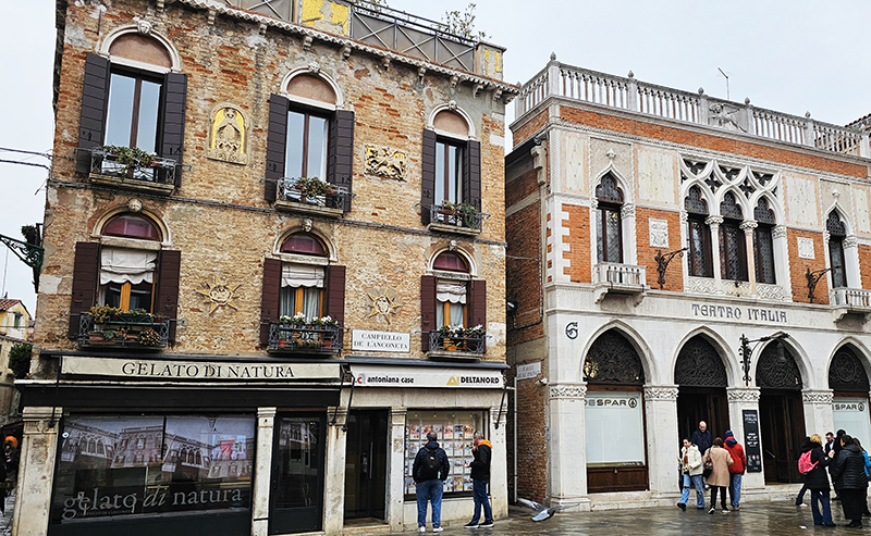 venise insolite supermarché théâtre