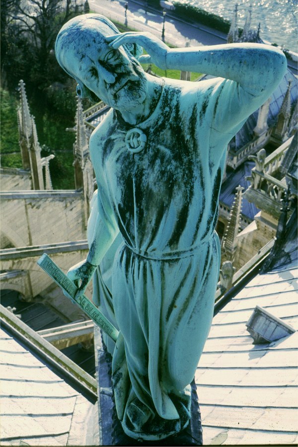 Statue de Viollet-le-duc à côté de la flèche