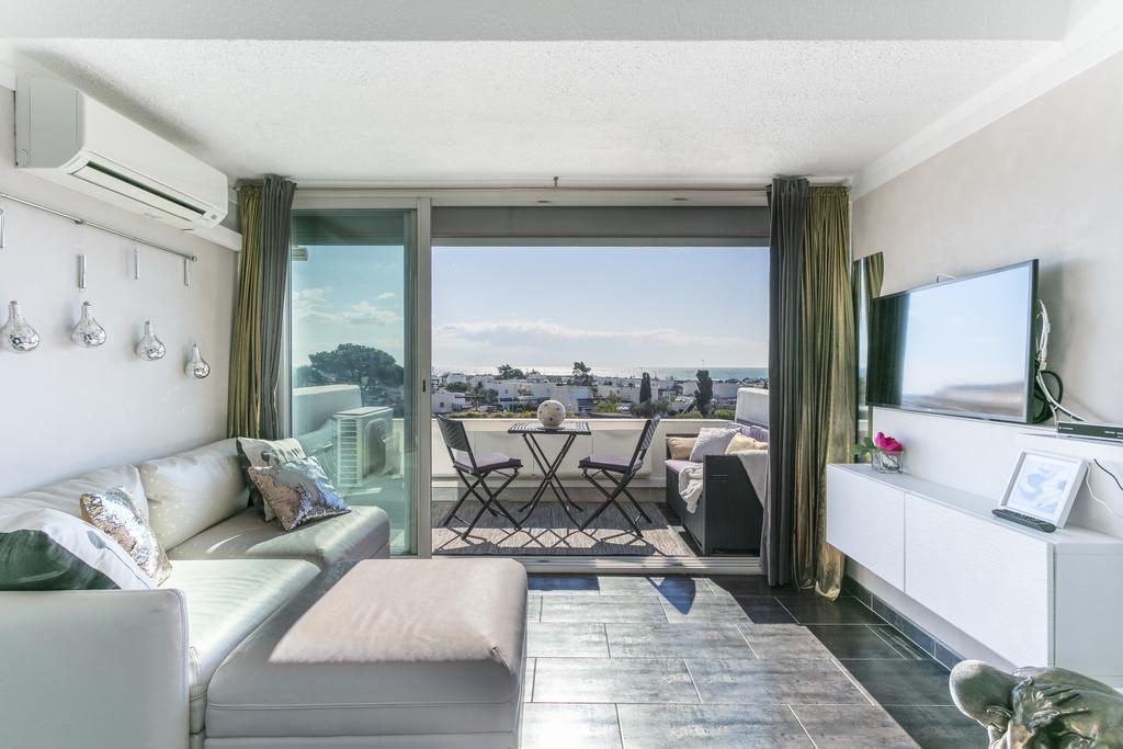 Grand studio avec coin salon et terrasse
