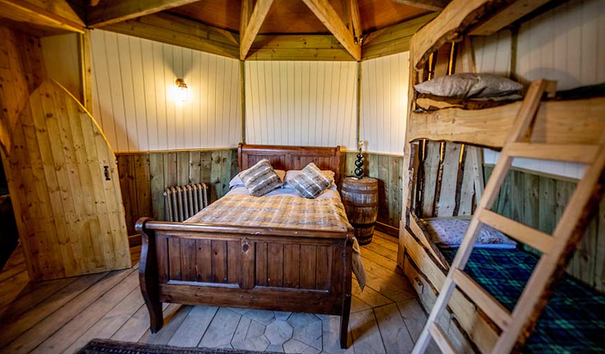 Le coin chambre d'Hagrid tout en bois