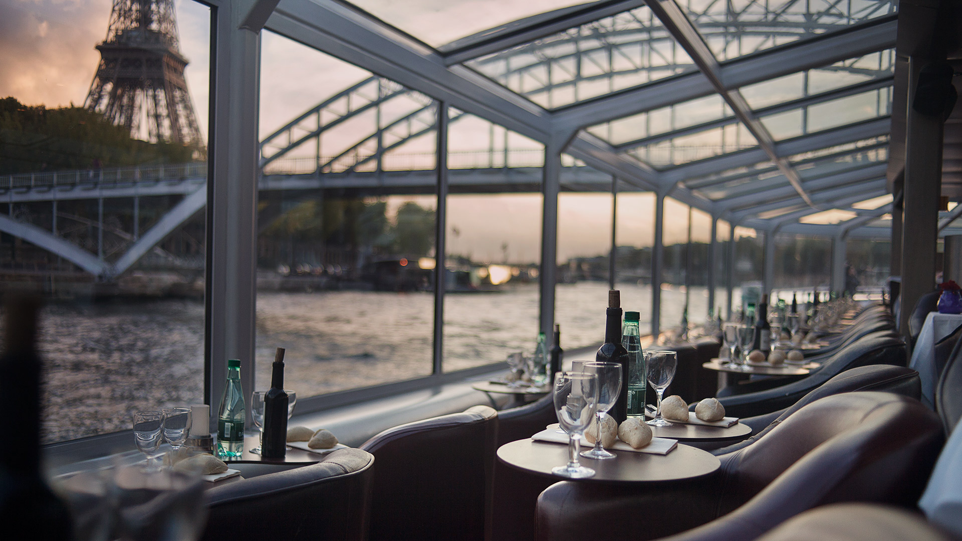 Un dîner de croisière dans un bateau restaurant voguant sur la Seine