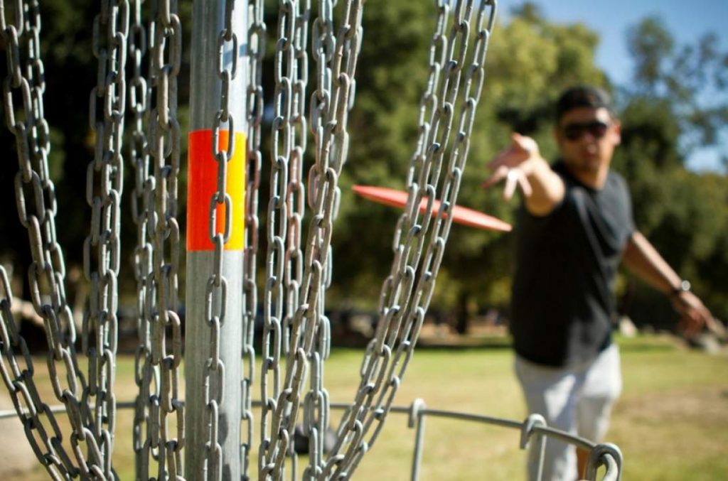 Un homme qui joue au disc golf