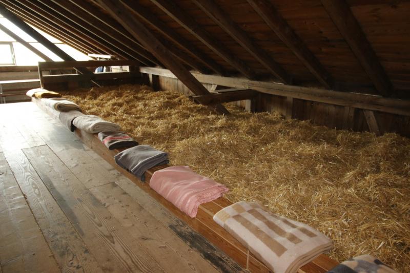 Dormir sur de la paille avec juste un drap de couverture