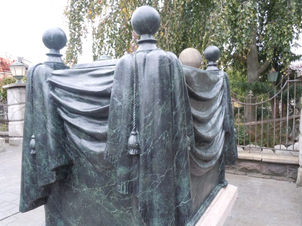 La tombe vivante du cimetière Both Hil près du Phantom Manor de Disneyland 