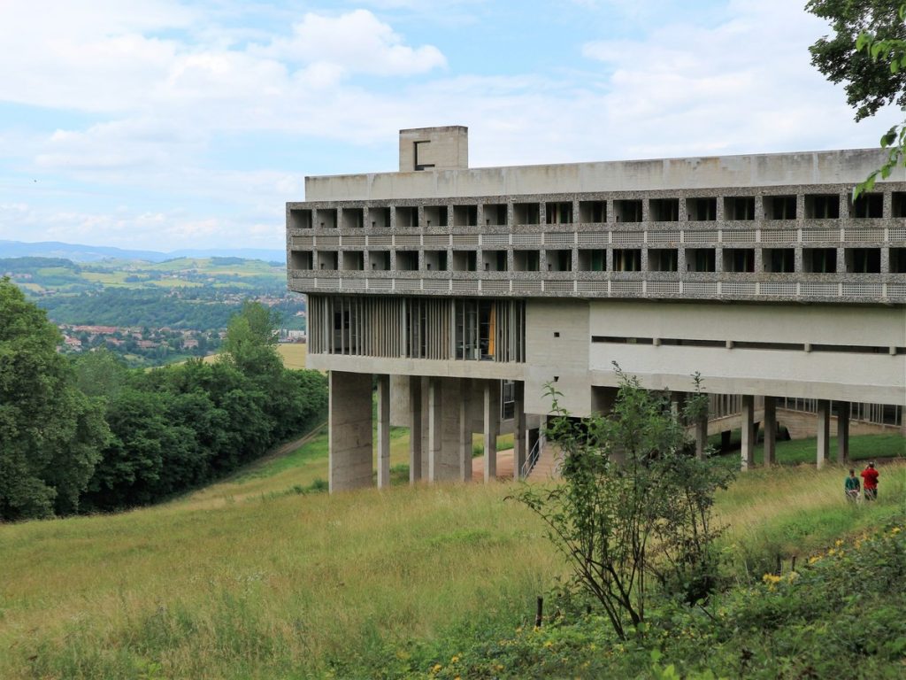 Le couvent de la Tourette, oeuvre architecturale au beau milieu de la nature et entourée de verdure
