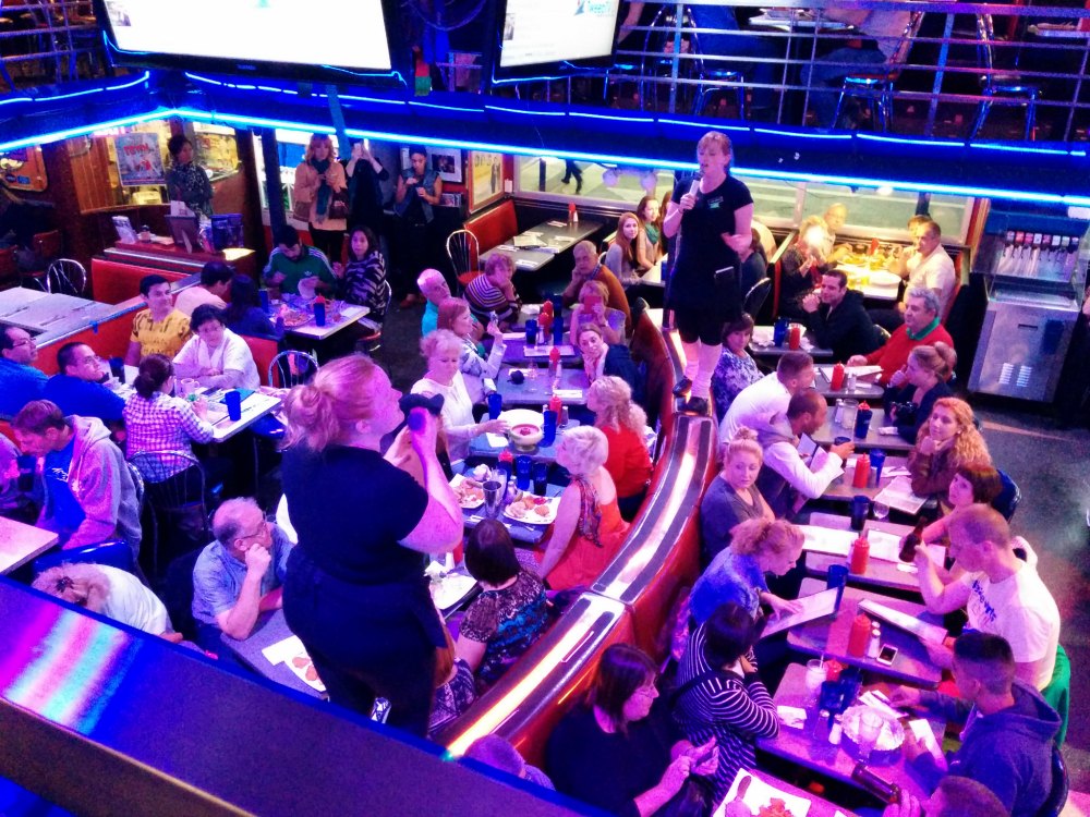 Il y a de l'ambiance dans le Ellen's Stardust Diner 