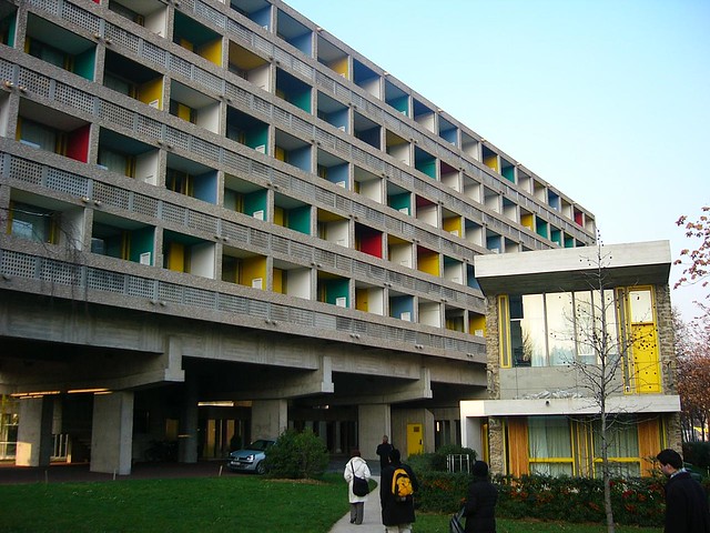 La Maison du Brésil à Paris avec sa façade polychrome et ses lignes régulières