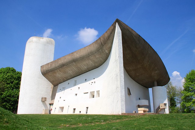 Le site de Notre-Dame-du-Haut semblable à une carapace de crabe et une arche blanche perforée par des vitrages multicolores