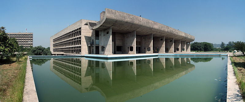 Palais de l'Assemblée de Chandigarh aux couleurs épurées et qui se reflète dans l'eau