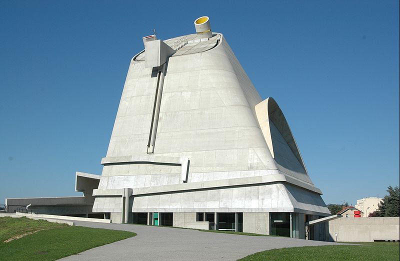 L'Eglise vue de l'extérieur, très originale par sa forme de pyramide