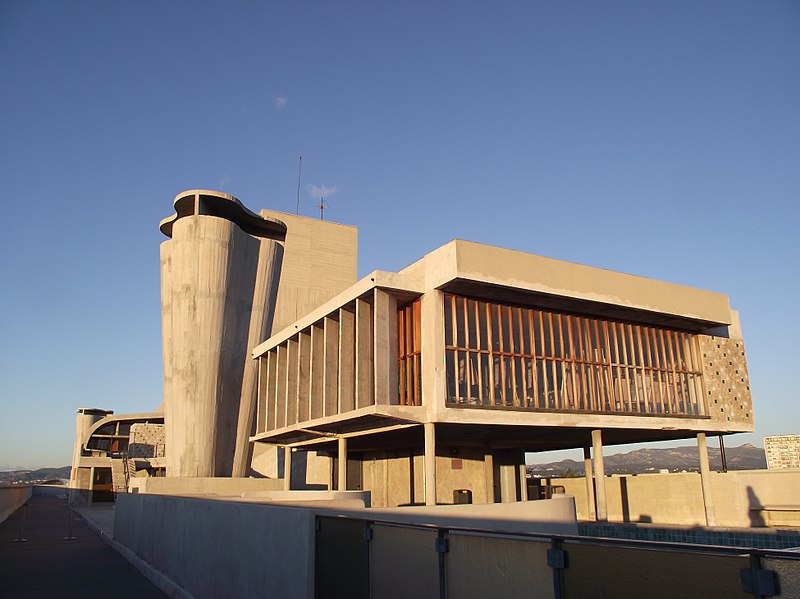 Le toit-terrasse de l'unité d'habitation avec son design atypique et sa vue panoramique sur Marseille
