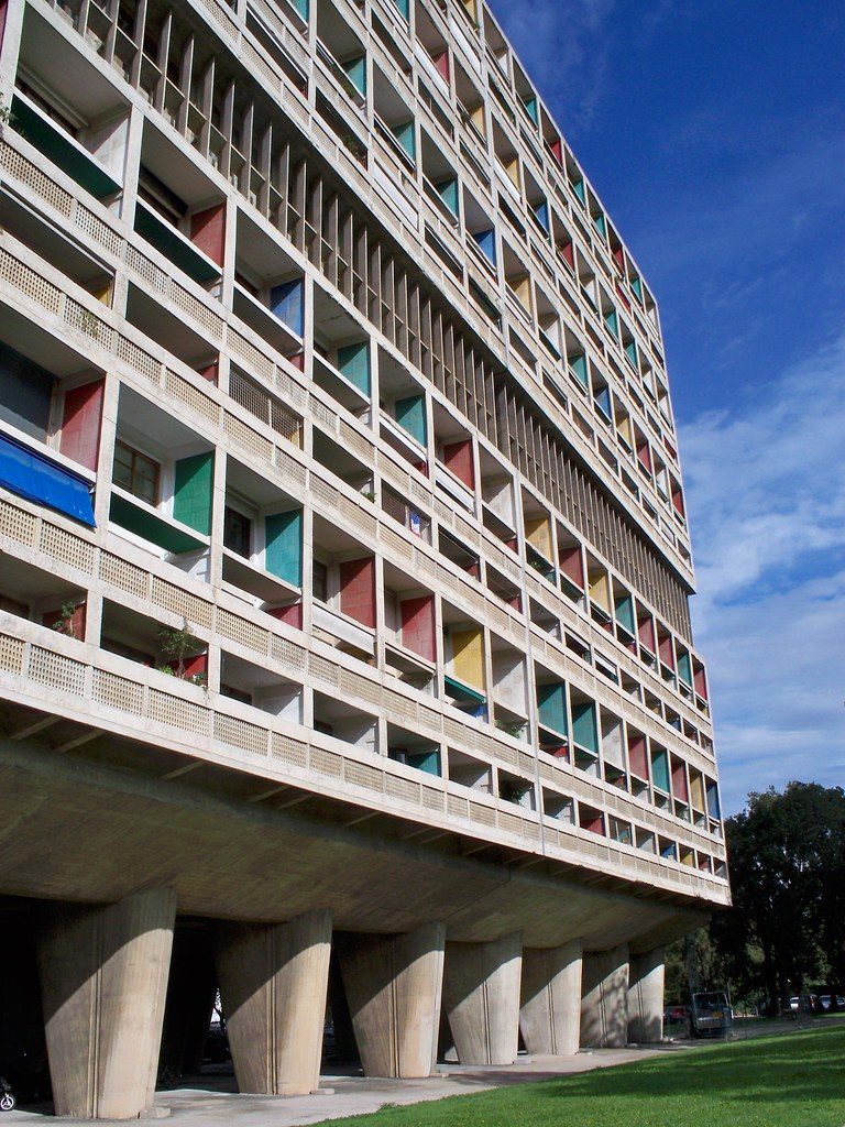 La façade très colorée de la Cité radieuse à Marseille, avec ses formes géométriques très droites et régulières
