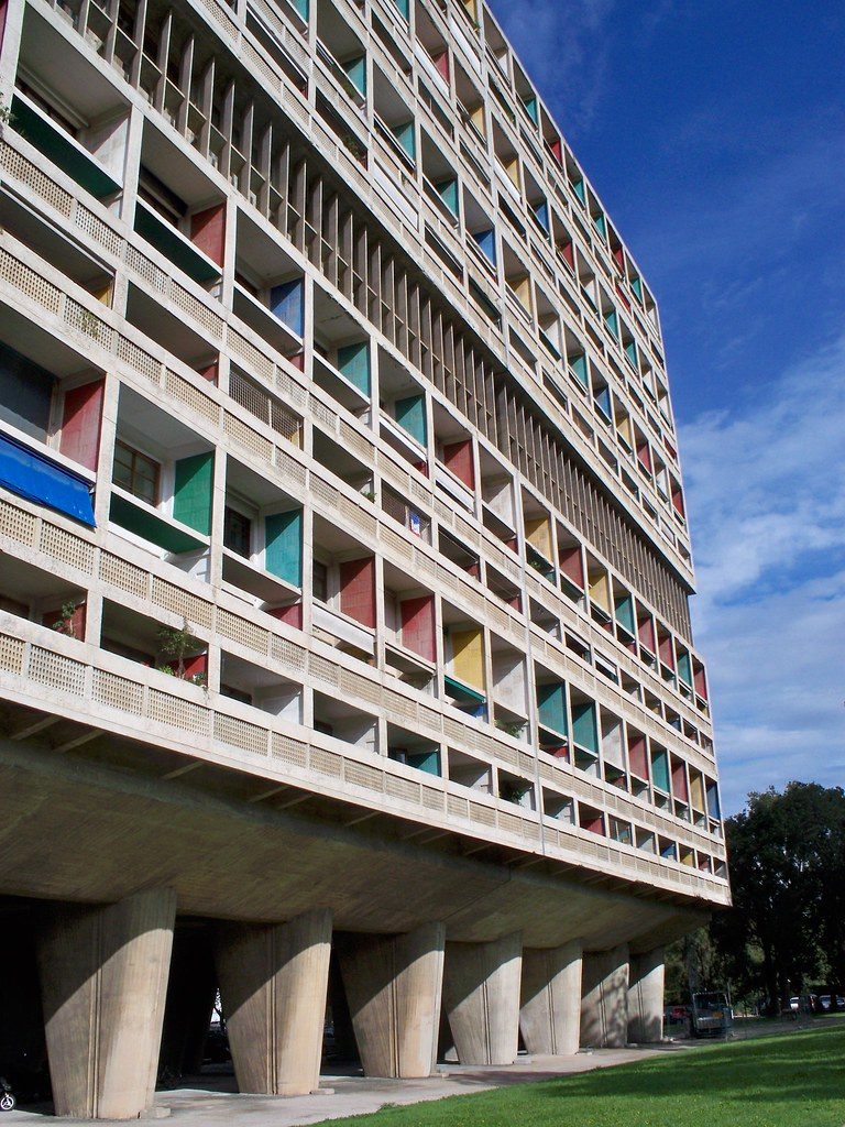 La façade très colorée de la Cité radieuse à Marseille, avec ses formes géométriques très droites et régulières